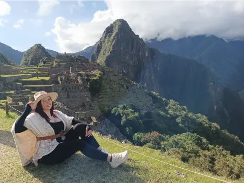 Turista Mujer posando en Machu Picchu | Happy Llamas Travel