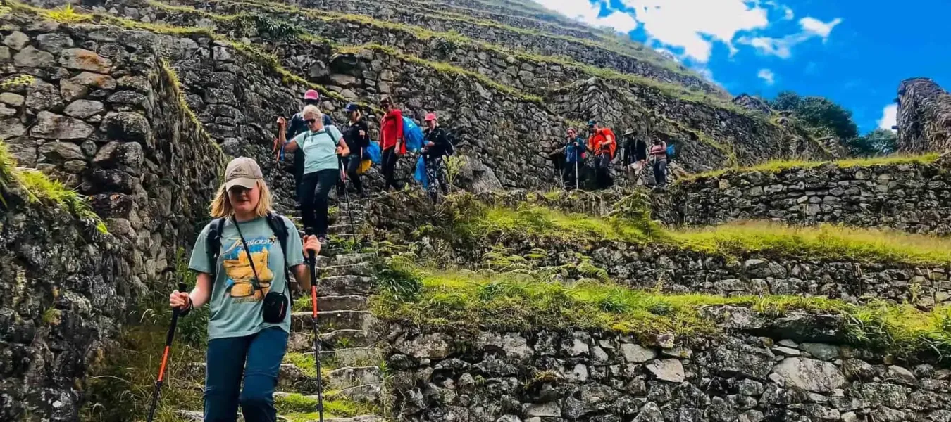 Turistas en trekking en Camino Inca | Happy Llamas Travel