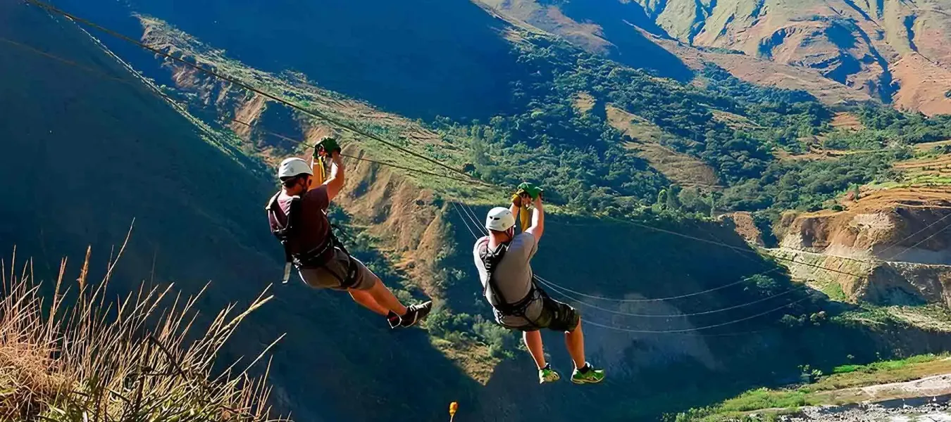 Turistas cruzando en tirolesa en Inca Jungle | Happy Llamas Travel