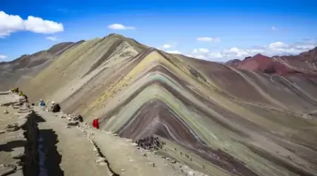 Turista contemplando el Rainbow Mountain | Happy Llamas Travel